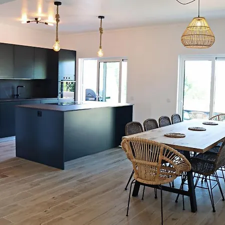 Vivenda Geminada Com Piscina A 10 Minutos A Pe Da Praia, By Qozzy Portimão