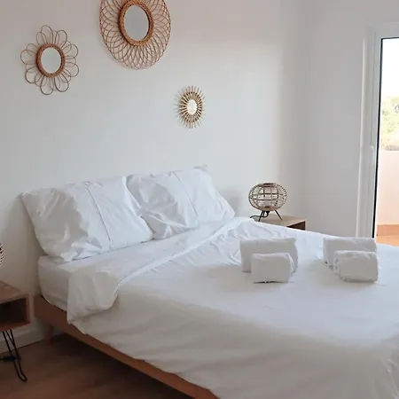 Vivenda Geminada Com Piscina A 10 Minutos A Pe Da * Portimao