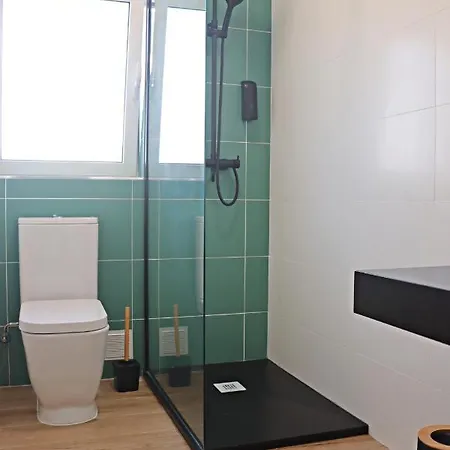 Vivenda Geminada Com Piscina A 10 Minutos A Pe Da Praia, By Qozzy Villa