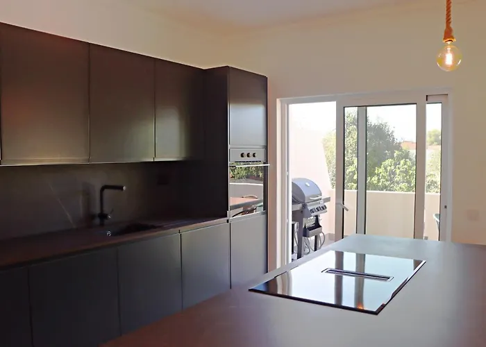 Vivenda Geminada Com Piscina A 10 Minutos A Pe Da Praia, By Qozzy Villa