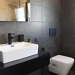 Vivenda Geminada Com Piscina A 10 Minutos A Pe Da Praia, By Qozzy